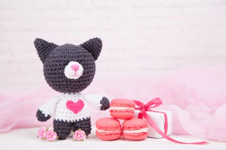 strikket katt med hjerte valentinsdag dekorert med strikket leketøy amigurumi