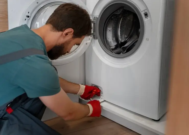 rørlegger som reparerer vaskemaskinen