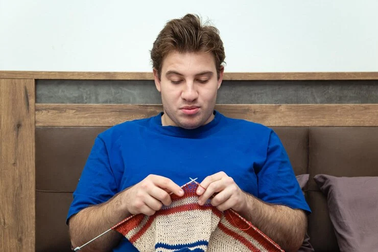 mann Strikking stripete genser hjem ny hobby strikking strikkeprosjekt